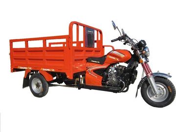 La moto rouge de roue du Chinois trois, cargaison a motorisé le moteur simple de cylindre de tricycle