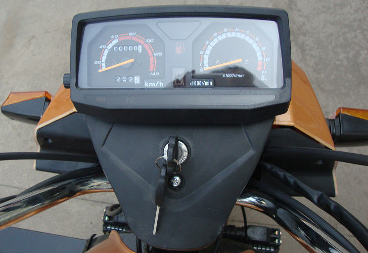 La course de l'essence quatre a motorisé la moto de cargaison de 3 roues avec la boîte de cargaison de charge lourde