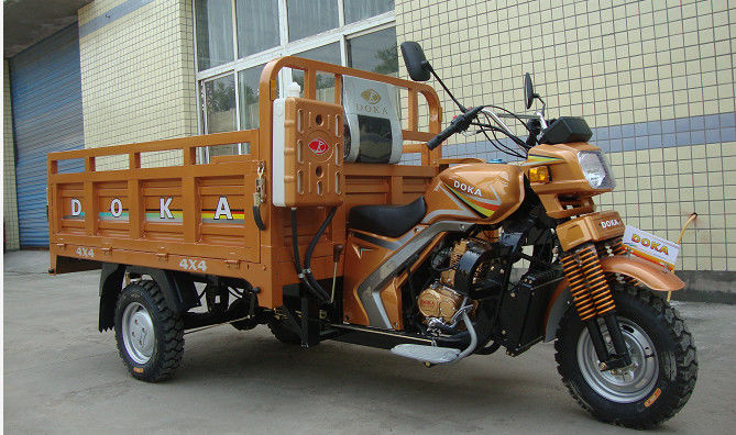 La course de l'essence quatre a motorisé la moto de cargaison de 3 roues avec la boîte de cargaison de charge lourde